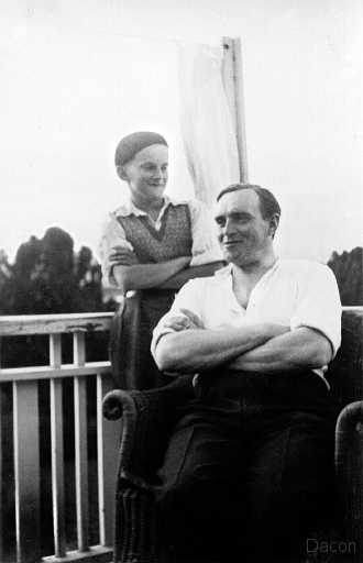 1936 Stig och Knut.jpg - Ute på balkongen pappa Knut med sonen Stig Sjöberg. 